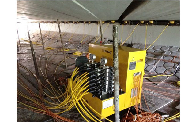 PLC同步頂升系統(tǒng)控制24臺(tái)千斤頂頂升現(xiàn)場(chǎng)