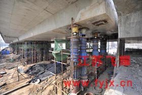 高速公路同步頂升現(xiàn)場(chǎng)圖